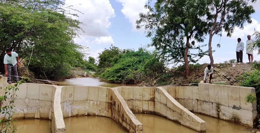 ಕುಷ್ಟಗಿ ತಾಲ್ಲೂಕಿನಲ್ಲಿ ನಡೆದಿರುವ ಚೆಕ್ಡ್ಯಾಂ ಕಾಮಗಾರಿಯನ್ನು ಅಧಿಕಾರಿಗಳು ಪರಿಶೀಲಿಸಿದರು