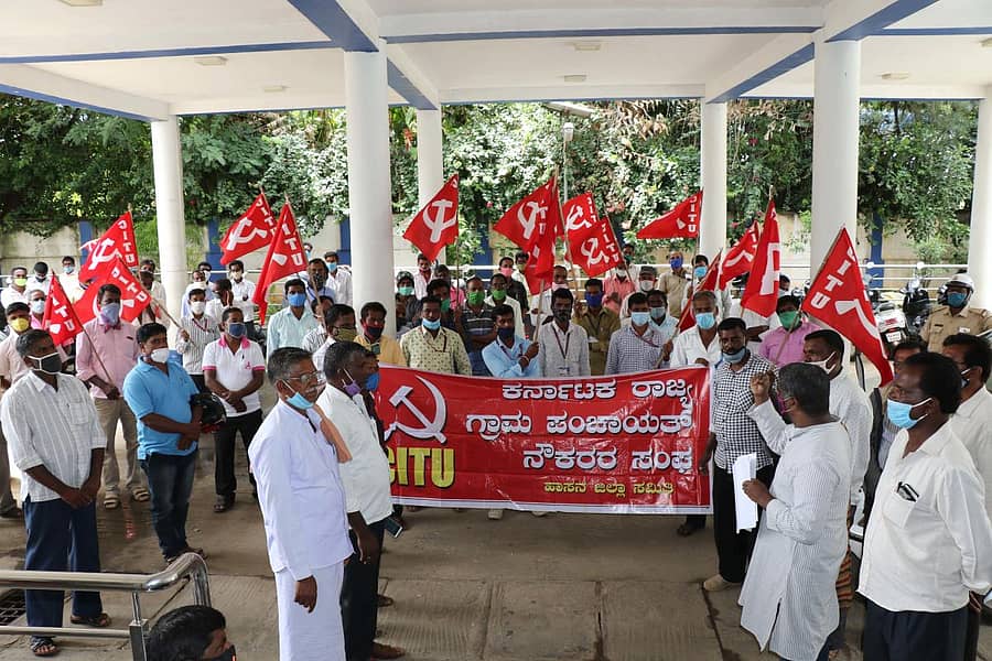 ಹಾಸನ ಜಿಲ್ಲಾ ಪಂಚಾಯಿತಿ ಕಚೇರಿ ಎದುರು ಗ್ರಾಮ ಪಂಚಾಯಿತಿ ನೌಕರರು ಪ್ರತಿಭಟನೆ ನಡೆಸಿದರು