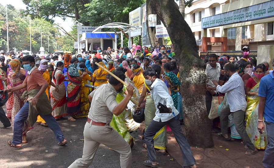 ಬೆಳಗಾವಿಯ ಕಾಡಾ ಕಚೇರಿ ಆವರಣದಲ್ಲಿ ಶುಕ್ರವಾರ ದಿನಸಿ ಕಿಟ್ ವಿತರಣೆ ವದಂತಿ ನಂಬಿ ಬಂದು ಜಮಾಯಿಸಿದ್ದವರ ಮೇಲೆ ಪೊಲೀಸರು ಲಾಠಿಪ್ರಹಾರ ನಡೆಸಿದರು.