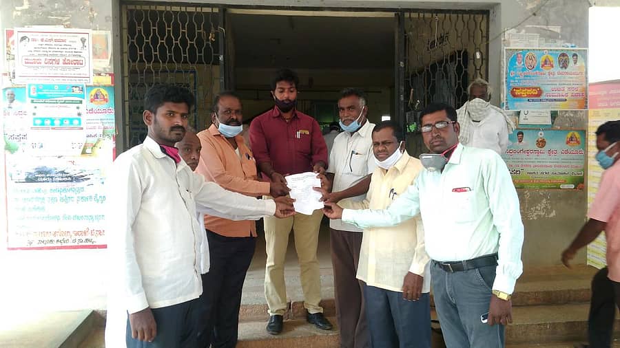 ಪರಿಶಿಷ್ಟ ಜಾತಿ ಮೀಸಲಾತಿ ಸಂಬಂಧ ಸುಪ್ರೀಂಕೋರ್ಟ್ ಆದೇಶ ಜಾರಿಗೊಳಿಸುವ೦ತೆ ಒತ್ತಾಯಿಸಿ ಉಪ ತಹಶೀಲ್ದಾರ್ ಮೋಹನ್ ಅವರ ಮೂಲಕ ಡಿಎಸ್ಎಸ್ ಮುಖಂಡರು ಸರ್ಕಾರಕ್ಕೆ ಮನವಿ ಸಲ್ಲಿಸಿದರು