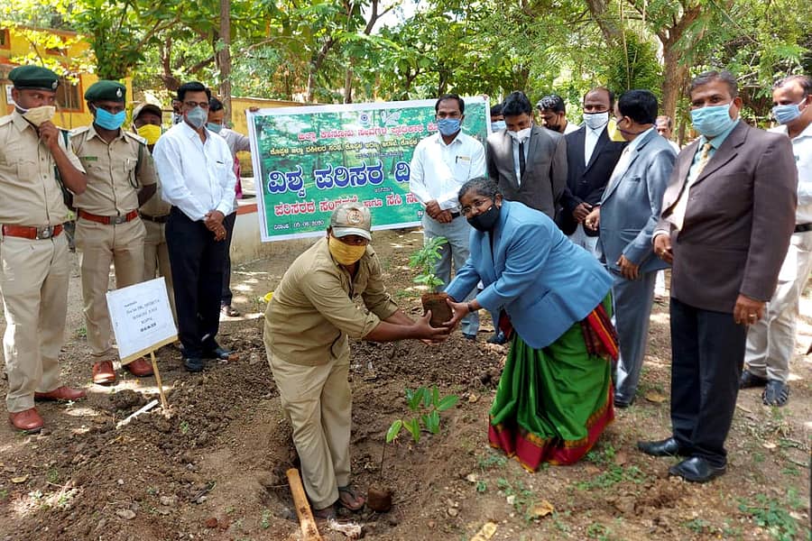 ಕೊಪ್ಪಳದ ಜಿಲ್ಲಾ ನ್ಯಾಯಾಲಯದ ಆವರಣದಲ್ಲಿ ಶುಕ್ರವಾರ ಜಿಲ್ಲಾ ಪ್ರಧಾನ ಮತ್ತು ಸೆಷನ್ಸ್ ನ್ಯಾಯಾಧೀಶೆ ಎಲ್. ವಿಜಯಲಕ್ಷ್ಮೀ ದೇವಿ ಅವರು ಸಸಿ ನೆಡುವ ಮೂಲಕ ವಿಶ್ವ ಪರಿಸರ ದಿನ ಆಚರಿಸಿದರು