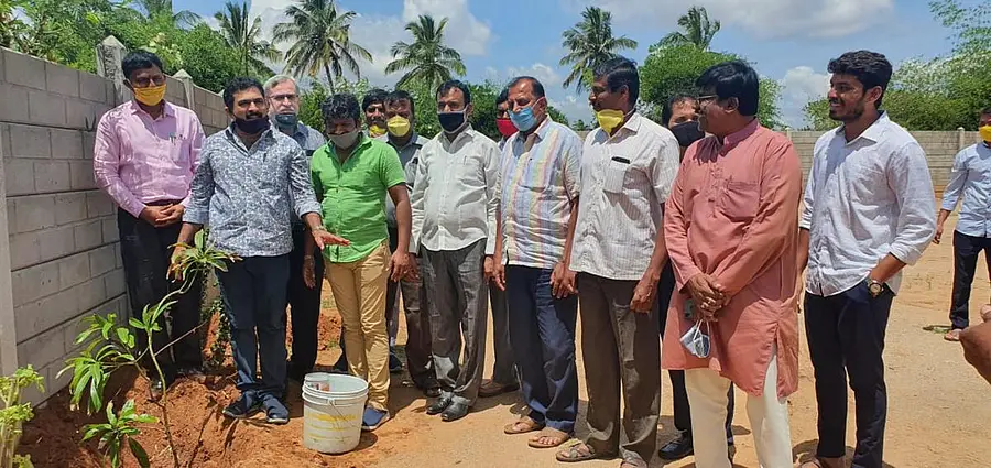 ಆನೇಕಲ್ ತಾಲ್ಲೂಕಿನ ಅತ್ತಿಬೆಲೆಯಲ್ಲಿ ಎಪಿಎಸ್ ವಿದ್ಯಾ ಸಂಸ್ಥೆಯ ವತಿಯಿಂದ ಆಯೋಜಿಸಿದ್ದ ಪರಿಸರ ದಿನಾಚರಣೆ ಕಾರ್ಯಕ್ರಮಕ್ಕೆ ವಿಧಾನ ಪರಿಷತ್ ಸದಸ್ಯ ಪುಟ್ಟಣ್ಣ ಚಾಲನೆ ನೀಡಿದರು