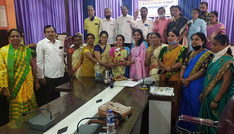 ಯಲ್ಲಾಪುರ ತಾಲ್ಲೂಕು ಪಂಚಾಯ್ತಿ ಅಧ್ಯಕ್ಷರಾಗಿ ಚಂದ್ರಕಲಾ ಭಟ್ಟ ಆಯ್ಕೆಯಾಗಿದ್ದಾರೆ.