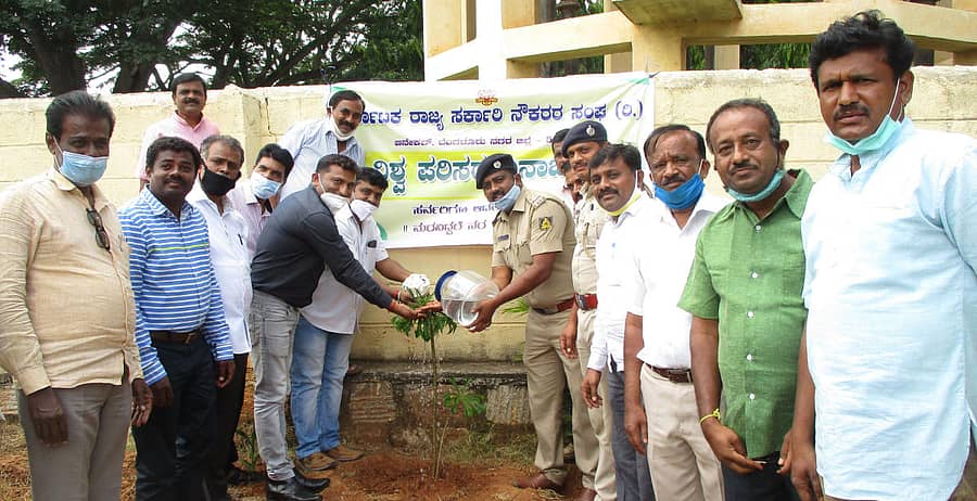 ಆನೇಕಲ್ನಲ್ಲಿ ತಾಲ್ಲೂಕು ಸರ್ಕಾರಿ ನೌಕರರ ಸಂಘದ ವತಿಯಿಂದ ಗಿಡ ನೆಡುವ ಮೂಲಕ ಪರಿಸರ ದಿನಾಚರಣೆಯನ್ನು ಆಚರಿಸಲಾಯಿತು