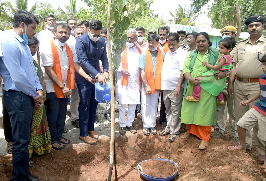 ಮೈಸೂರಿನ ಜೆ.ಪಿ.ನಗರದ ಮಕ್ಕಗಣಪತಿ ದೇವಸ್ಥಾನ ಸಮೀಪದ ಎ ಬ್ಲಾಕ್ನಲ್ಲಿ ಶುಕ್ರವಾರ ಏರ್ಪಡಿಸಲಾಗಿದ್ದ ವಿಶ್ವ ಪರಿಸರ ದಿನಾಚರಣೆ ಅಂಗವಾಗಿ ಸಸಿ ನೆಟ್ಟ ರಾಜವಂಶಸ್ಥ ಯದುವೀರ ಕೃಷ್ಣದತ್ತ ಚಾಮರಾಜ ಒಡೆಯರ್ ನೀರೆರೆದರು