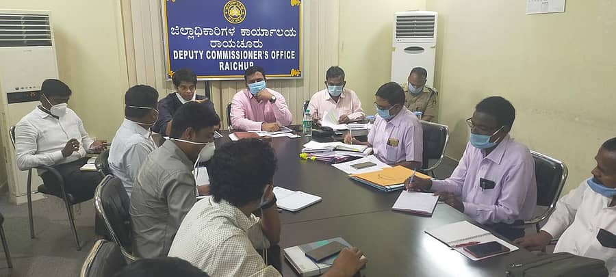 ರಾಯಚೂರು ಜಿಲ್ಲಾಧಿಕಾರಿ ಆರ್‌.ವೆಂಕಟೇಶಕುಮಾರ್‌ ಅವರು ಎಸ್ಸೆಸ್ಸೆಲ್ಸಿ ಪರೀಕ್ಷೆ ನಡೆಸುವ ಪೂರ್ವ ತಯಾರಿ ಬಗ್ಗೆ ತಾಲ್ಲೂಕು ಅಧಿಕಾರಿಗಳೊಂದಿಗೆ ಶುಕ್ರವಾರ ಸಂವಾದ ನಡೆಸಿದರು