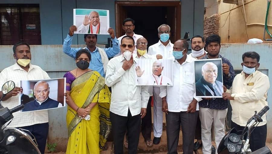 ಕೇಂದ್ರದ ಮಾಜಿ ಸಚಿವ ಮಲ್ಲಿಕಾರ್ಜುನ ಖರ್ಗೆ ಅವರಿಗೆ ರಾಜ್ಯಸಭೆಯ ಕಾಂಗ್ರೆಸ್ ಟಿಕೆಟ್ ಘೋಷಿಸಿದ್ದಕ್ಕೆ ಕಾಂಗ್ರೆಸ್ ಜಿಲ್ಲಾ ಘಟಕದ ಪದಾಧಿಕಾರಿಗಳು ಬೀದರ್‌ನಲ್ಲಿ ಶುಕ್ರವಾರ ಖರ್ಗೆ ಅವರ ಭಾವಚಿತ್ರ ಹಿಡಿದು ಸಂಭ್ರಮಿಸಿದರು