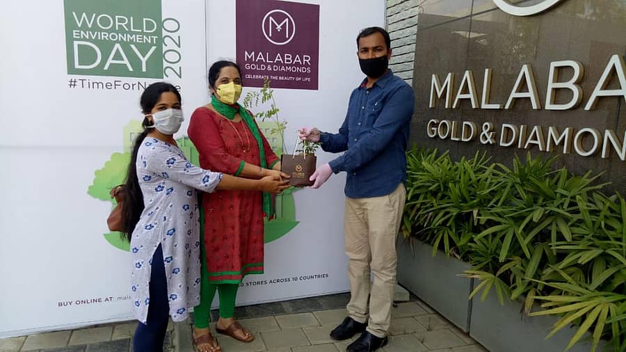 ಗ್ರಾಹಕರಿಗೆ ಸಸಿಗಳನ್ನು ವಿತರಿಸಲಾಯಿತು