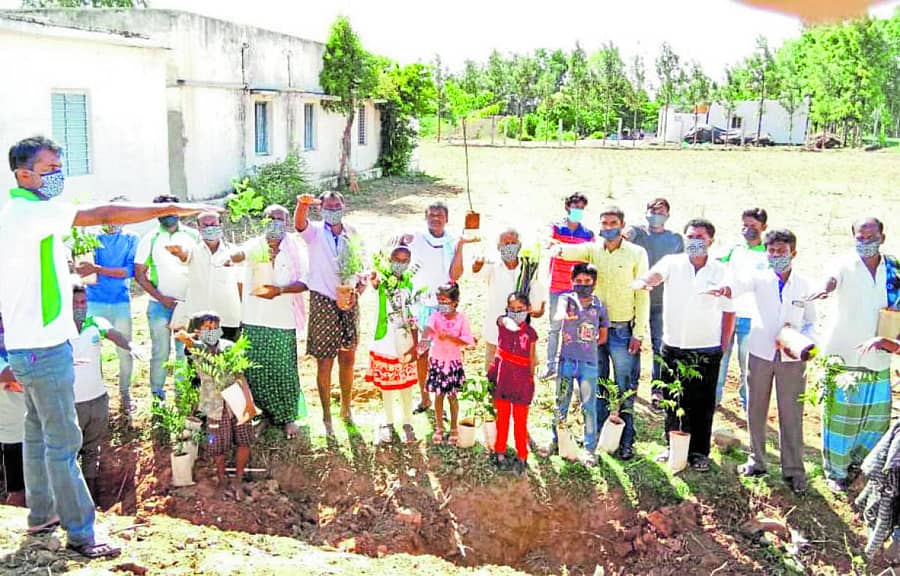 ಗುಡಿಬಂಡೆ ತಾಲ್ಲೂಕಿನ ಕಮ್ಮಡಿಕೆ ಗ್ರಾಮದಲ್ಲಿ ನಡೆದ ವಿಶ್ವ ಪರಿಸರ ದಿನಾಚರಣೆ ಕಾರ್ಯಕ್ರಮದಲ್ಲಿ ಗ್ರಾಮಸ್ಥರು ಗಿಡಗಳನ್ನು ನೆಟ್ಟು, ಪೋಷಿಸಿ ಸಂರಕ್ಷಿಸುವ ಪ್ರತಿಜ್ಞಾ ವಿಧಿಯನ್ನು ಸ್ವೀಕರಿಸಿದರು