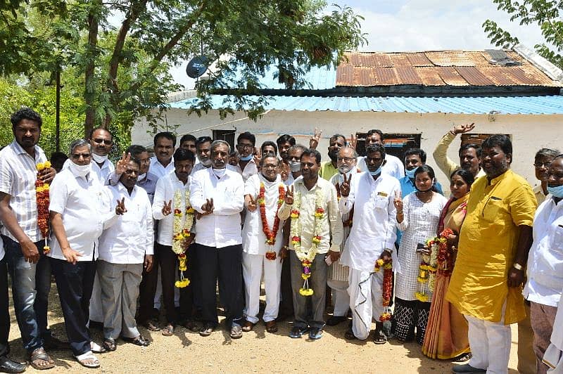 ಯಾದಗಿರಿ ಶಾಸಕ ವೆಂಕಟರಡ್ಡಿ ಮುದ್ನಾಳ ಅವರ ಜನಸಂಪರ್ಕ ಕಚೇರಿ ಬಳಿ ಎಪಿಎಂಸಿ ನೂತನ ಅಧ್ಯಕ್ಷ, ಉಪಾಧ್ಯಕ್ಷ ಹಾಗೂ ಬಿಜೆಪಿ ಮುಖಂಡರು, ಕಾರ್ಯಕರ್ತರು ವಿಜಯೋತ್ಸವ ಆಚರಿಸಿದರು