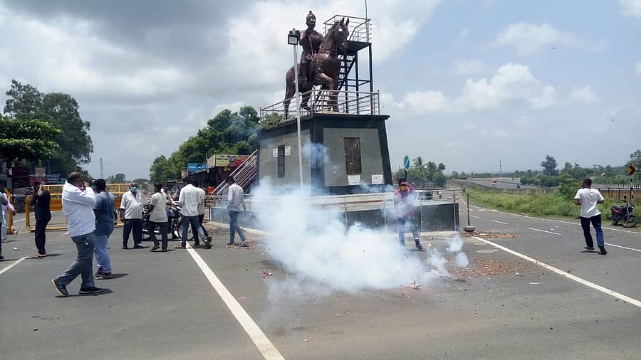 ಬೆಳಗಾವಿ ಜಿಲ್ಲೆಯ ಹಿರೇಬಾಗೇವಾಡಿಯಲ್ಲಿ ಪಟಾಕಿ ಸಿಡಿಸಿ ಸಂಭ್ರಮಿಸುತ್ತಿರುವ ಗ್ರಾಮಸ್ಥರು