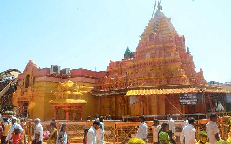ಬೆಳಗಾವಿ ಜಿಲ್ಲೆಯ ಸವದತ್ತಿ ತಾಲ್ಲೂಕಿನ ರೇಣುಕಾ ಯಲ್ಲಮ್ಮ ದೇವಸ್ಥಾನ