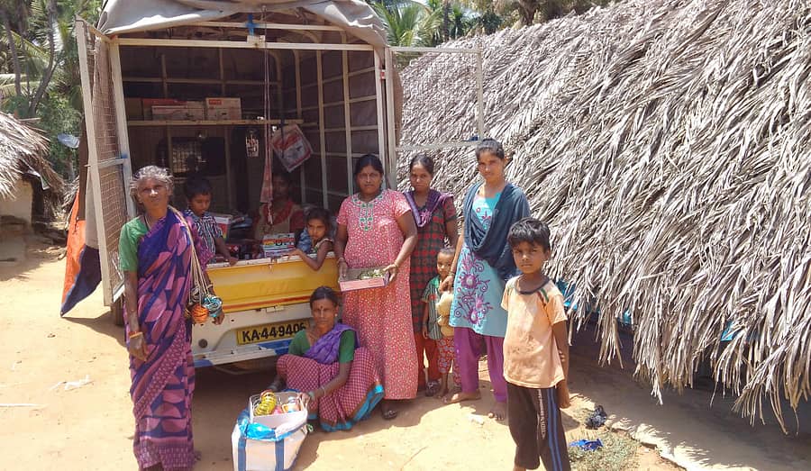 ಚಿಕ್ಕನಾಯಕನಹಳ್ಳಿಯಲ್ಲಿ ಅಲೆಮಾರಿ ಕುಟುಂಬದ ಹೆಣ್ಣು ಮಕ್ಕಳು ವ್ಯಾಪಾರಕ್ಕೆ ತೆರಳಲು ಸಿದ್ಧತೆ ನಡೆಸಿದ್ದರು