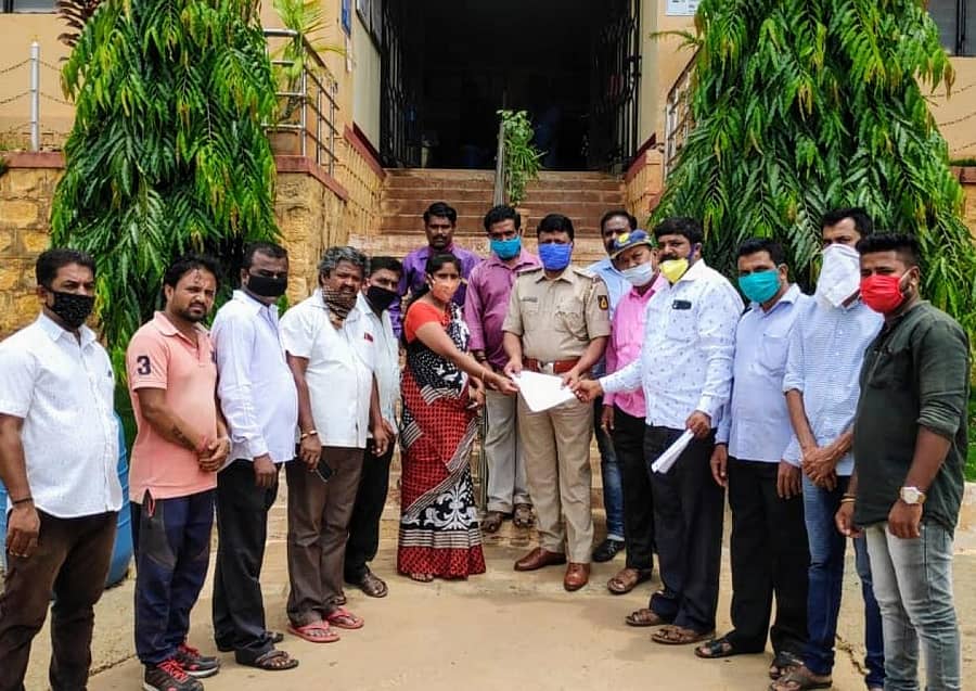 ಧಾರವಾಡ ವಿದ್ಯಾಗಿರಿ ಪೊಲೀಸ್ ಠಾಣೆ ಎದುರು ಕರ್ನಾಟಕ ಪ್ರದೇಶ ಕುರುಬರ ಸಂಘದ ಪದಾಧಿಕಾರಿಗಳು ವಿಧಾನಸಭೆ ವಿರೋಧ ಪಕ್ಷದ ನಾಯಕ ಸಿದ್ದರಾಮಯ್ಯ ಅವರ ವಿರುದ್ಧ ಸಾಮಾಜಿಕ ಜಾಲತಾಣದಲ್ಲಿ ಅವಹೇಳನಕಾರಿಯಾಗಿ ಮಾತನಾಡಿ ವಿಡಿಯೋ ಹರಿಬಿಟ್ಟಿ ವ್ಯಕ್ತಿಯನ್ನು ಬಂಧಿಸುವಂತೆ ಆಗ್ರಹಿಸಿ ಮನವಿ ಸಲ್ಲಿಸಿದರು