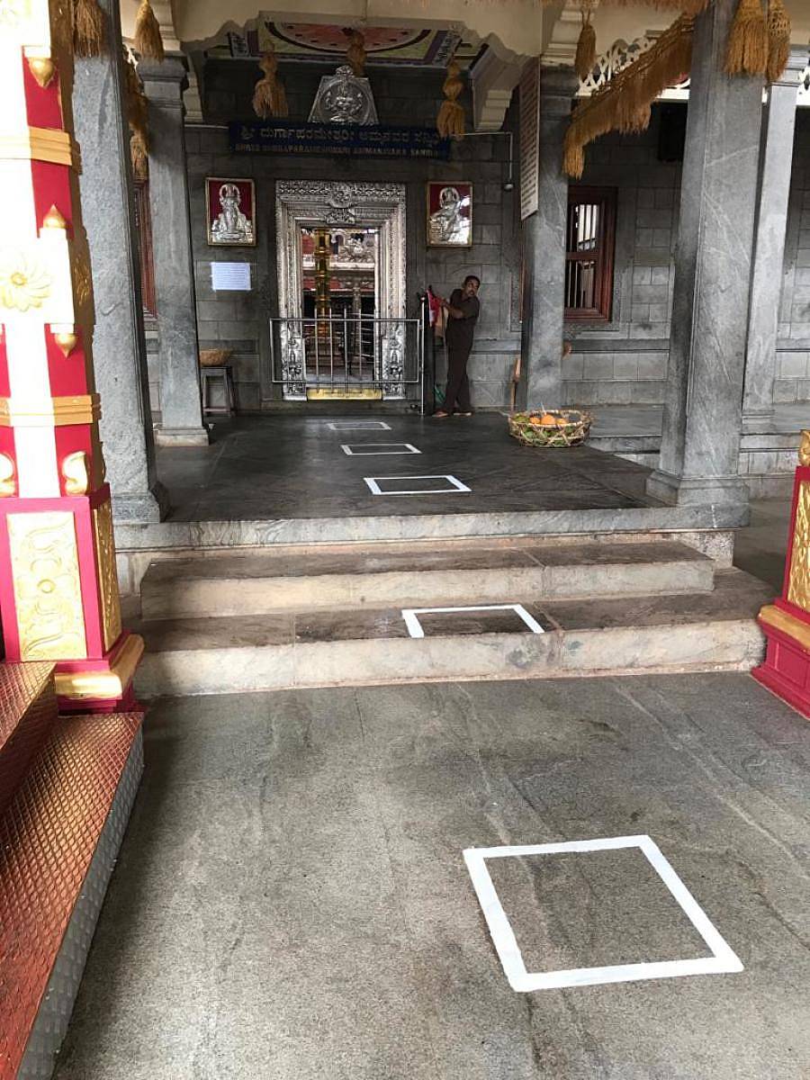 ಕಟೀಲು ದೇವಸ್ಥಾನದ ಅಂಗಣದಲ್ಲಿ ಸಾಮಾಜಿಕ ಅಂತರಕ್ಕಾಗಿ ಸಾಲುಗಳನ್ನು ರಚಿಸಿರುವುದು