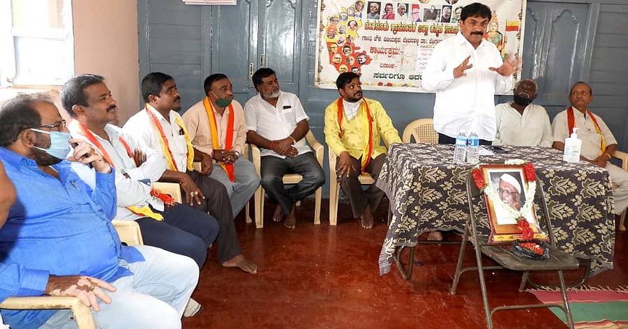 ವಿಜಯಪುರದ ಮಹಂತಿನಮಠದಲ್ಲಿ ಆಯೋಜಿಸಿದ್ದ ಶಿಕ್ಷಣ ತಜ್ಞ ಎಚ್.ನರಸಿಂಹಯ್ಯ ಅವರ ಜನ್ಮದಿನಾಚರಣೆ ಅಂಗವಾಗಿ ಆಯೋಜಿಸಿದ್ದ ಪ್ರಶಸ್ತಿ ಪ್ರದಾನ ಸಮಾರಂಭದಲ್ಲಿ ಕೆಪಿಸಿಸಿ ಸದಸ್ಯ ಎ.ಸಿ.ಶ್ರೀನಿವಾಸ್ ಮಾತನಾಡಿದರು