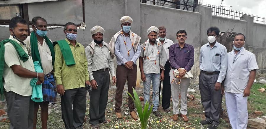 ಅರಸೀಕೆರೆ ಸರ್ಕಾರಿ ಆಸ್ಪತ್ರೆ ಆವರಣದಲ್ಲಿ ಕೊರೊನಾ ವಾರಿಯರ್ಸ್ಗಳಾಗಿ ಸೇವೆ ಸಲ್ಲಿಸುತ್ತಿರುವ ಜಿಲ್ಲಾ ಆರೋಗ್ಯಾಧಿಕಾರಿ ಡಾ.ಸತೀಶ್ ಹಾಗೂ ತಹಶೀಲ್ದಾರ್ ಸಂತೋಷ್ ಕುಮಾರ್ ಅವರನ್ನು ಅಭಿನಂದಿಸಲಾಯಿತು