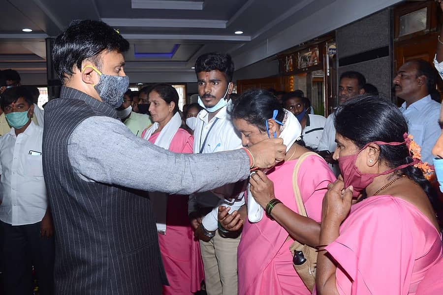 ಕಾರ್ಯಕ್ರಮದಲ್ಲಿ ಸಚಿವ ಡಾ.ಕೆ.ಸುಧಾಕರ್ ಅವರು ಕೊರೊನಾ ಯೋಧರನ್ನು ಸನ್ಮಾನಿಸಿದರು.