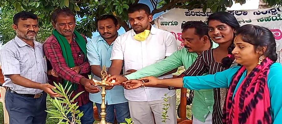 ಚನ್ನರಾಯಪಟ್ಟಣ ಹೋಬಳಿ ಟಿ.ಅಗ್ರಹಾರ ಗ್ರಾಮದಲ್ಲಿ ಪರಿವರ್ತನಾ ಕಲಾ ಸಂಸ್ಥೆಯ ವತಿಯಿಂದ ವಿಶ್ವ ಪರಿಸರ ದಿನಾಚರಣೆಯ ಅಂಗವಾಗಿ ಸಸಿ ನೆಡುವ ಕಾರ್ಯಕ್ರಮ ಮಾಡಿದರು