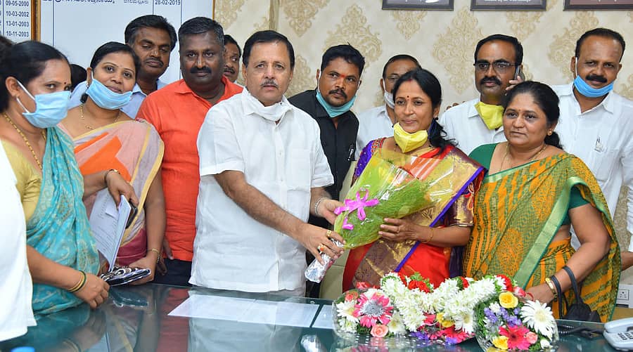 ದಾವಣಗೆರೆ ಜಿಲ್ಲಾ ಪಂಚಾಯಿತಿ ಉಪಾಧ್ಯಕ್ಷರಾಗಿ ಆಯ್ಕೆಯಾದ ಸಾಕಮ್ಮ ಅವರಿಗೆ ಚನ್ನಗಿರಿ ಶಾಸಕ ಮಾಡಾಳ್ ವಿರೂಪಾಕ್ಷಪ್ಪ ಹೂಗುಚ್ಛ ನೀಡಿ ಅಭಿನಂದಿಸಿದರು