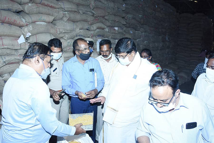 ಶಿರಾ ಗೇಟ್ ಬಳಿಯ ಗೋದಾಮಿನಲ್ಲಿ ಪಡಿತರ ಗುಣಮಟ್ಟ ಪರಿಶೀಲಿಸಿದ ಸಚಿವ ಗೋಪಾಲಯ್ಯ