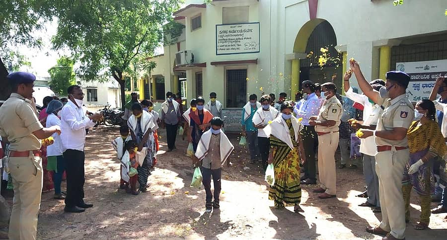 ಜೇವರ್ಗಿಯ ಸರ್ಕಾರಿ ಸಾರ್ವಜನಿಕ ಆಸ್ಪತ್ರೆಯಲ್ಲಿ ಕೊರೊನಾ ಸೋಂಕಿನಿಂದ ಗುಣಮುಖರಾದ 13 ಜನರಿಗೆ ಶನಿವಾರ ತಾಲ್ಲೂಕು ಆಡಳಿತದಿಂದ ಸನ್ಮಾನಿಸಿ ಅವರ ಸ್ವಗ್ರಾಮಗಳಿಗೆ ಬೀಳ್ಕೊಡಲಾಯಿತು