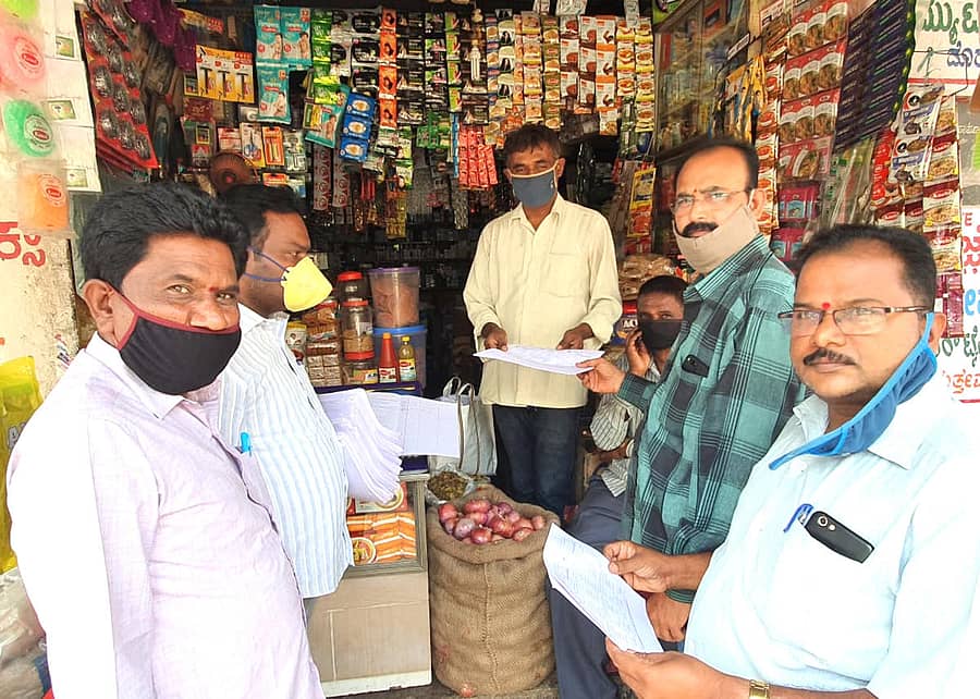 ಸ್ವಯಂ ಘೋಷಿತ ಆಸ್ತಿ ತೆರಿಗೆ ಹಾಗೂ ನೀರಿನ ತೆರಿಗೆ ಚಲನ್ಗಳನ್ನು ಸಾರ್ವಜನಿಕರ ಮನೆ ಬಾಗಿಲಿಗೆ ತಲುಪಿಸುತ್ತಿರುವ ನಗರಸಭೆ ಕಂದಾಯ ಅಧಿಕಾರಿಗಳು