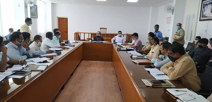 ಎಸ್ಸೆಸ್ಸೆಲ್ಸಿ ಪರೀಕ್ಷಾ ಸಿದ್ಧತೆಗಳ ಸಂಬಂಧ ಜಿಲ್ಲಾಧಿಕಾರಿ ಡಾ.ಎಂ.ಆರ್.ರವಿ ಅವರು ಅಧಿಕಾರಿಗಳೊಂದಿಗೆ ಸಭೆ ನಡೆಸಿದರು