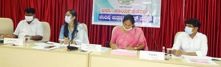 ಜಿಲ್ಲಾ ಪಂಚಾಯಿತಿ ಸಭಾಂಗಣದಲ್ಲಿ ಶನಿವಾರ ನಡೆದ ದಿಶಾ ಸಭೆಯಲ್ಲಿ ಸಂಸದೆ ಶೋಭಾ ಕರಂದ್ಲಾಜೆ ಅಧಿಕಾರಿಗಳಿಂದ ಮಾಹಿತಿ ಪಡೆದರು.