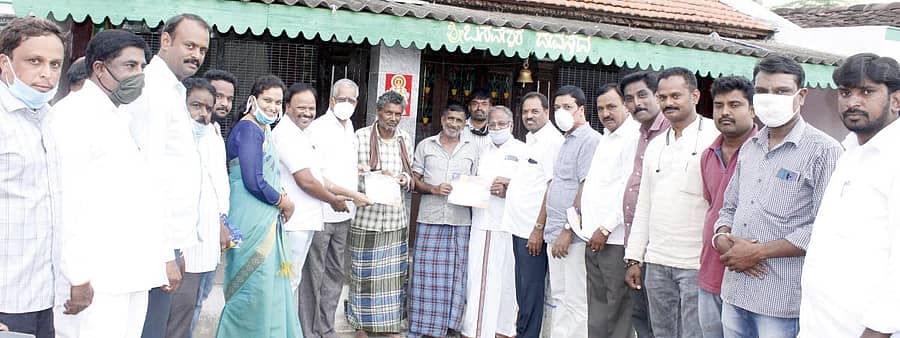 ಎರಡನೇ ಅವಧಿಯಲ್ಲಿ ಮೋದಿ ಸರ್ಕಾರದ ಒಂದು ವರ್ಷದ ಸಾಧನೆಗಳ ಮಾಹಿತಿಗಳನ್ನು ಹೊಂದಿರುವ ಕರಪತ್ರವನ್ನು ಬಿಜೆಪಿ ಜಿಲ್ಲಾ ಘಟಕದ ಅಧ್ಯಕ್ಷ ಆರ್.ಸುಂದರ್ ಹಾಗೂ ಮುಖಂಡ ಪ್ರೊ.ಕೆ.ಆರ್.ಮಲ್ಲಿಕಾರ್ಜುನಪ್ಪ ಅವರು ಜನರಿಗೆ ನೀಡಿದರು