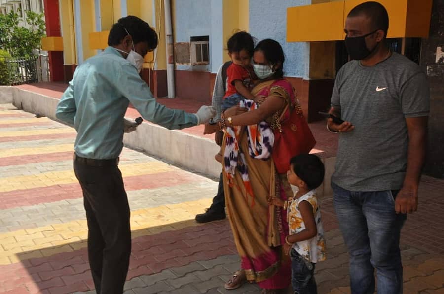 ಮುಂಬೈನಿಂದ ಗದಗ ರೈಲು ನಿಲ್ದಾಣಕ್ಕೆ ಬಂದಿಳಿದ ಪ್ರಯಾಣಿಕರಿಗೆ ಆರೋಗ್ಯ ಇಲಾಖೆ ಸಿಬ್ಬಂದಿ ತಪಾಸಣೆ ನಡೆಸಿ, ಕ್ವಾರಂಟೈನ್ ಮುದ್ರೆ ಹಾಕಿದರು