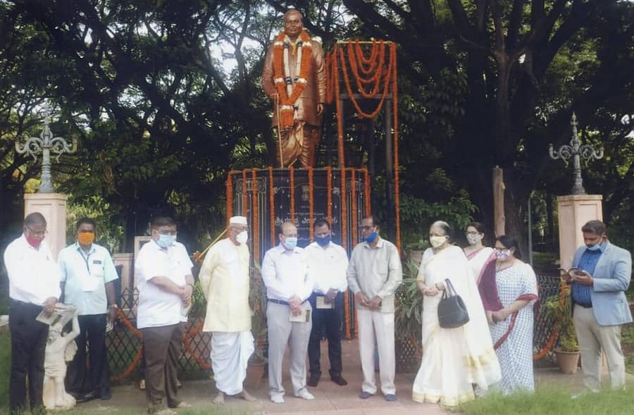 ಹುಬ್ಬಳ್ಳಿಯಲ್ಲಿ ಶನಿವಾರ ಹಳ್ಳಿಕೇರಿ ಗುದ್ಲೆಪ್ಪ ಅವರ 115ನೇ ಜನ್ಮ ದಿನ ಆಚರಿಸಲಾಯಿತು