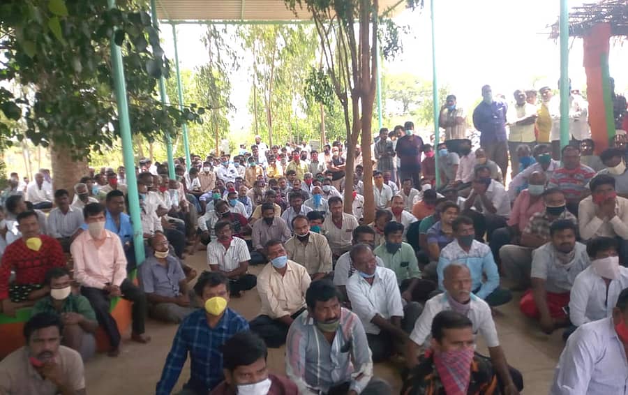 ಶನಿವಾರ ನಡೆದ ಸಭೆಯಲ್ಲಿ ಭಾಗವಹಿಸಿದ್ದ ನೂರಾರು ಜನ ನೇಕಾರರು