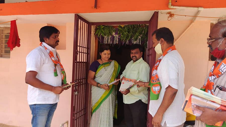 ಹಾವೇರಿ ನಗರದಲ್ಲಿ ಶನಿವಾರ ಬಿಜೆಪಿ ಮುಖಂಡರು ಮನೆ–ಮನೆ ಸಂಪರ್ಕದ ಅಭಿಯಾನದ ಅಂಗವಾಗಿ ಕೇಂದ್ರ ಸರ್ಕಾರದ ಸಾಧನೆಗಳ ಕರಪತ್ರಗಳನ್ನು ಜನರಿಗೆ ವಿತರಿಸಿದರು. ಜಿಲ್ಲಾ ಘಟಕದ ಅಧ್ಯಕ್ಷ ಸಿದ್ದರಾಜ ಕಲಕೋಟಿ ಇದ್ದಾರೆ