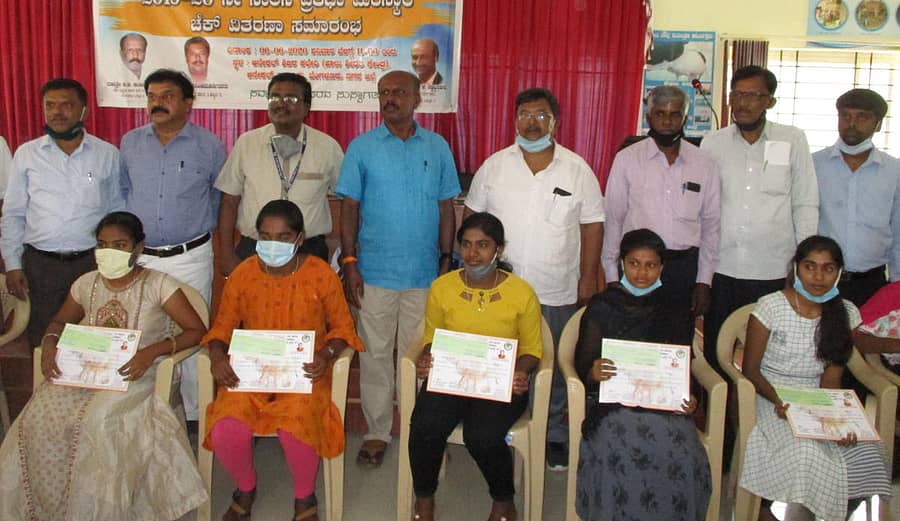 ಆನೇಕಲ್ನಲ್ಲಿ ಬಮೂಲ್ ಕಲ್ಯಾಣ ಟ್ರಸ್ಟ್ ವತಿಯಿಂದ ಎಸ್ಸೆಸ್ಸೆಲ್ಸಿ ಮತ್ತು ಪಿಯುಸಿ ಪರೀಕ್ಷೆಯಲ್ಲಿ ಉನ್ನತ ಸಾಧನೆ ಮಾಡಿದ ವಿದ್ಯಾರ್ಥಿಗಳಿಗೆ ಪ್ರತಿಭಾ ಪುರಸ್ಕಾರ ನೀಡಲಾಯಿತು