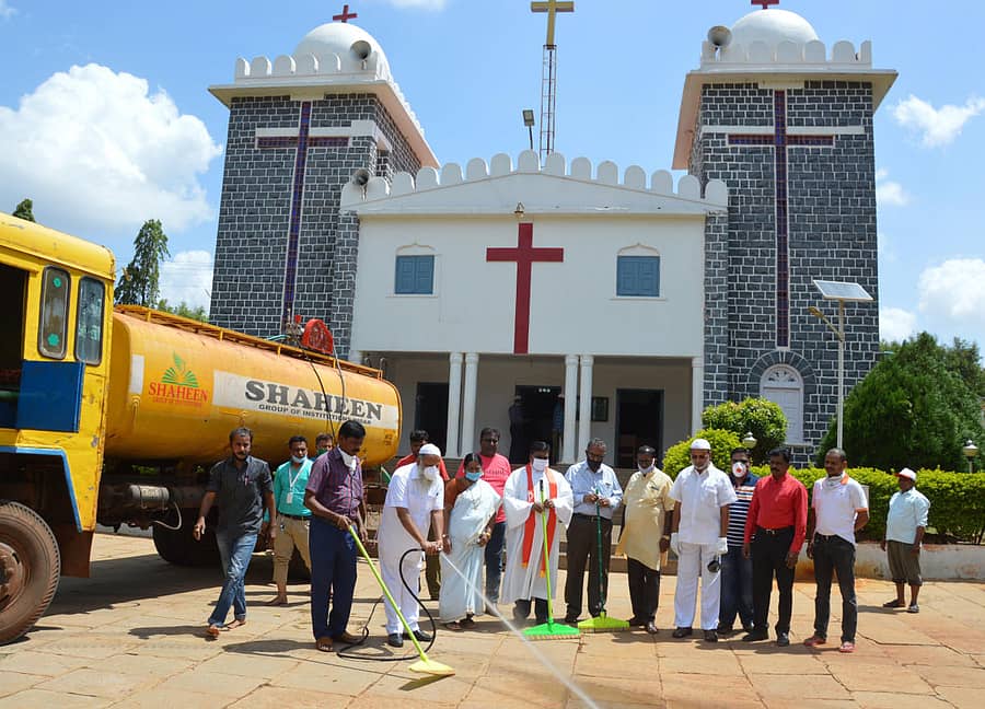 ಬೀದರ್ನ ಮಂಗಲಪೇಟ್ನ ಮೆಥೊಡಿಸ್ಟ್ ಚರ್ಚ್ ಆವರಣದಲ್ಲಿ ಶಾಹೀನ್ ಶಿಕ್ಷಣ ಸಮೂಹ ಸಂಸ್ಥೆ ವತಿಯಿಂದ ಸ್ಯಾನಿಟೈಸೇಷನ್ ಮಾಡಲಾಯಿತು
