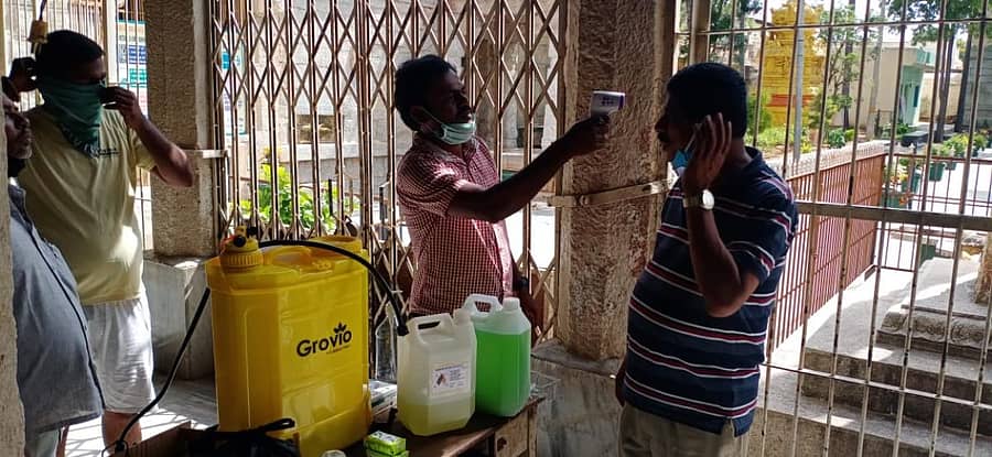 ಮುಳಬಾಗಿಲು ಪುರಾಣ ಪ್ರಸಿದ್ಧ ಆಂಜನೇಯಸ್ವಾಮಿ ದೇವಾಲಯ ತೆರೆಯಲು ಭಾನುವಾರ ಸುರಕ್ಷತಾ ಕ್ರಮಗಳನ್ನು ಕೈಗೊಳ್ಳಲಾಯಿತು 