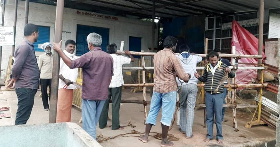 ಯಳಂದೂರು ತಾಲ್ಲೂಕಿನ ಬಿಳಿಗಿರಿಬೆಟ್ಟದ ರಂಗನಾಥಸ್ವಾಮಿ ದೇವಾಲಯದ ಆವರಣದಲ್ಲಿ ನೌಕರರು ಭಾನುವಾರ ಅಂತರ ಕಾಪಾಡಲು ಬಾಕ್ಸ್‌ ರಚನೆ ಮತ್ತು ಜನರ ಸರದಿ ಸಾಲಿಗಾಗಿ ಗಳಗಳನ್ನು ಕಟ್ಟುವ ಸಿದ್ದತೆ ನಡೆಸಿದರು