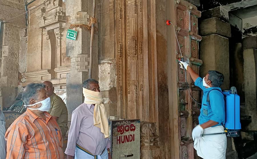 7 ಚಿತ್ರ 1ಮೇಲುಕೋಟೆ ಚೆಲುವನಾರಾಯಣಸ್ವಾಮಿ ದೇವಾಲಯದಲ್ಲಿ ಶ್ರೀಪಾದ, ಬಂಡೀಕಾರರು ಇತರ ನೌಕರರು ಸ್ಯಾನಿಟರೈಸ್ ಸಿಂಪಡಿಸಿದರು.