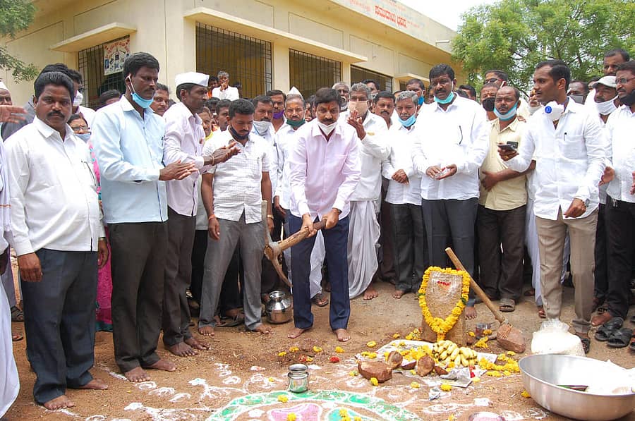 ಗೋಕಾಕ ತಾಲ್ಲೂಕಿನ ಮಕ್ಕಳಗೇರಿ ಗ್ರಾಮದಲ್ಲಿ ಭಾನುವಾರ ಕಾಂಕ್ರೀಟ್ ರಸ್ತೆ ನಿರ್ಮಾಣ ಕಾಮಗಾರಿಗೆ ಜಿಲ್ಲಾ ಉಸ್ತುವಾರಿ ಸಚಿವ ರಮೇಶ ಜಾರಕಿಹೊಳಿ ಚಾಲನೆ ನೀಡಿದರು