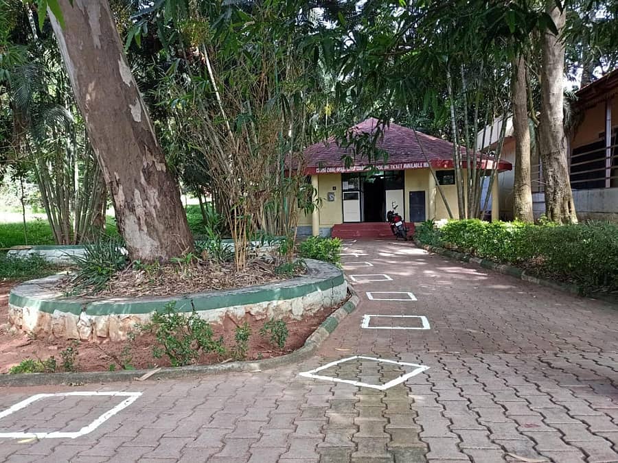 ಶ್ರೀರಂಗಪಟ್ಟಣ ತಾಲ್ಲೂಕಿನ ರಂಗನತಿಟ್ಟು ಪಕ್ಷಿಧಾಮದಲ್ಲಿ ಸೋಮವಾರದಿಂದ ಪಕ್ಷಿ ವೀಕ್ಷಣೆಗೆ ಅವಕಾಶ ನೀಡುತ್ತಿದ್ದು, ಟಿಕೆಟ್ ಕೌಂಟರ್ ಬಳಿ ಅಂತರ ಕಾಯ್ದುಕೊಳ್ಳಲು ಗುರುತು ಹಾಕಲಾಗಿದೆ