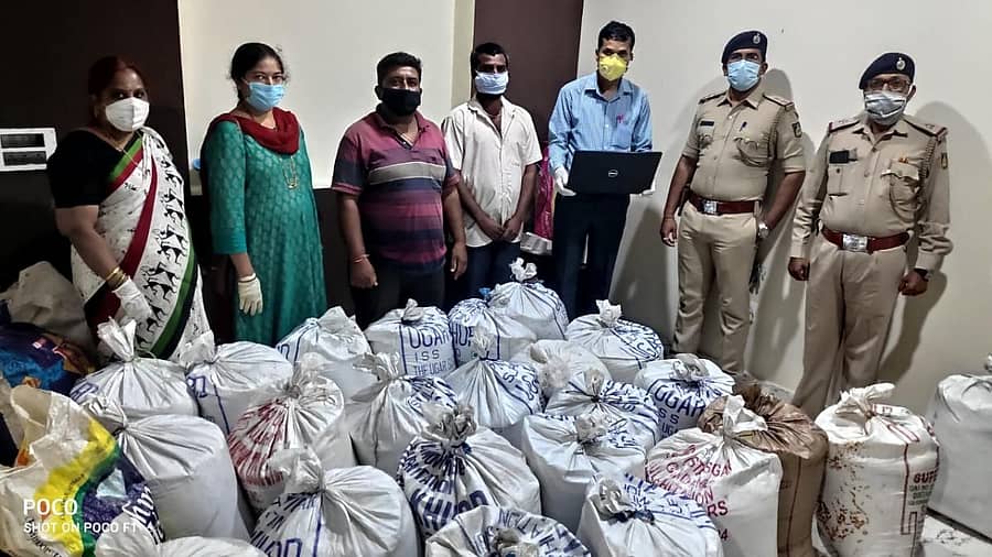 ಬೆಳಗಾವಿಯಲ್ಲಿ ಪೊಲೀಸರು ಹಾಗೂ ಆಹಾರ ಇಲಾಖೆ ಅಧಿಕಾರಿಗಳು ಅಕ್ರಮವಾಗಿ ಸಂಗ್ರಹಿಸಿದ್ದ ಅಕ್ಕಿ ವಶಪಡಿಸಿಕೊಂಡಿದ್ದಾರೆ