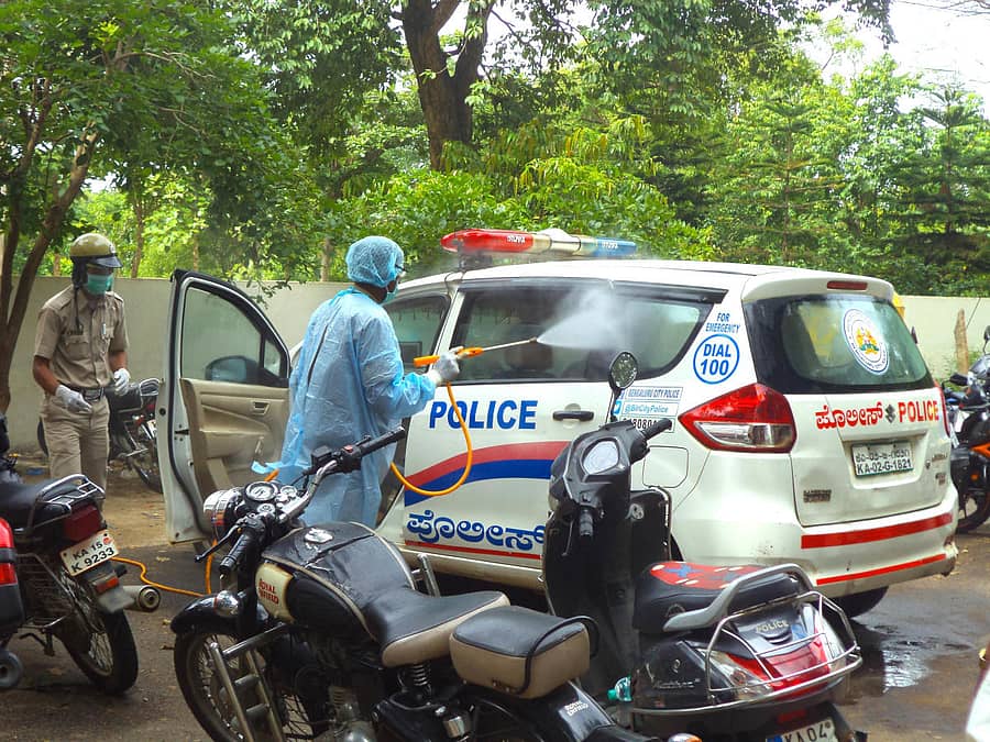 ಸೋಲದೇವನಹಳ್ಳಿ ಪೊಲೀಸ್ ಠಾಣೆಯ ಹೊಯ್ಸಳ ವಾಹನಗಳಿಗೆ ಕಸಘಟ್ಟಪುರ ಗ್ರಾಮ ಪಂಚಾಯಿತಿ ಸಿಬ್ಬಂದಿ ಸೋಂಕು ನಿವಾರಕ ದ್ರಾವಣ ಸಿಂಪಡಿಸಿದರು