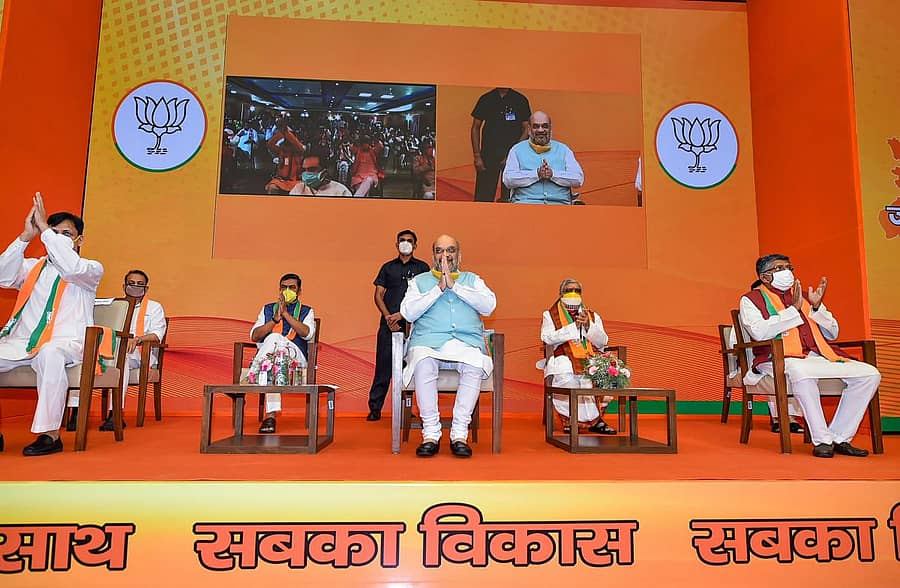 ದೆಹಲಿಯಲ್ಲಿರುವ ಬಿಜೆಪಿ ಕೇಂದ್ರ ಕಚೇರಿಯ ಮೂಲಕ, ಕೇಂದ್ರ ಗೃಹ ಸಚಿವ ಅಮಿತ್ ಶಾ ಅವರು ‘ಬಿಹಾರ ಜನಸಂವಾದ ರ್ಯಾಲಿ’ ವಿಡಿಯೊ ಸಂವಾದವನ್ನು ನಡೆಸಿದರು. ಬಿಜೆಪಿಯ ಇತರ ನಾಯಕರು ಇದ್ದರು –ಪಿಟಿಐ ಚಿತ್ರ