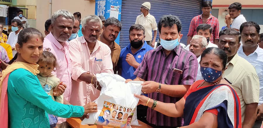 ಆನೇಕಲ್ ತಾಲ್ಲೂಕಿನ ಕರ್ಪೂರು ಗ್ರಾಮ ಪಂಚಾಯಿತಿ ವ್ಯಾಪ್ತಿಯ ಹಾಲ್ದೇನಹಳ್ಳಿಯಲ್ಲಿ ಆಹಾರದ ಕಿಟ್ಗಳನ್ನು ಶಾಸಕ ಬಿ.ಶಿವಣ್ಣ ವಿತರಿಸಿದರು