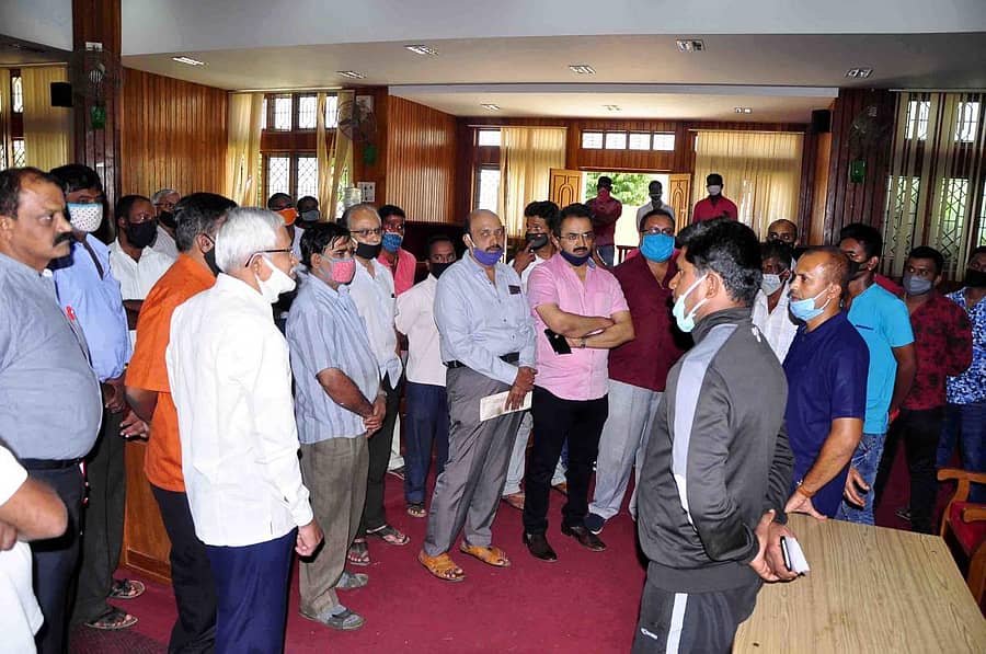 ಹಾಸನ ನಗರಸಭೆ ಕಚೇರಿ ಕುವೆಂಪು ಸಭಾಂಗಣದಲ್ಲಿ ಕ್ಯಾಂಟಿನ್, ಹೋಟೆಲ್ ಮತ್ತು ರೆಸ್ಟೋರೆಂಟ್ ಮಾಲೀಕರ ಜೊತೆ ಪೌರಾಯುಕ್ತ ಕೃಷ್ಣಮೂರ್ತಿ ಚರ್ಚಿಸಿದರು