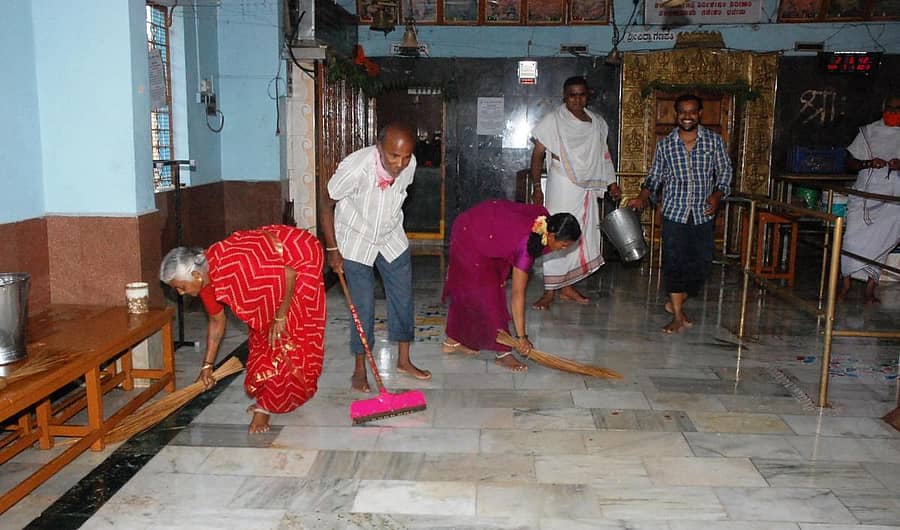 ಲಾಕ್‌ಡೌನ್‌ ಸಡಿಲಿಕೆ ಹಿನ್ನೆಲೆಯಲ್ಲಿ ಕೋಲಾರದ ಕೆಇಬಿ ಗಣಪತಿ ದೇವಸ್ಥಾನದಲ್ಲಿ ಸೋಮವಾರದಿಂದ ಪೂಜೆ ನಡೆಯಲಿದ್ದು, ಭಾನುವಾರ ದೇವಸ್ಥಾನ ಸ್ವಚ್ಛಗೊಳಿಸಲಾಯಿತು.