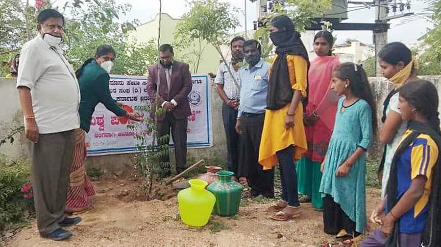 ಮುಳಬಾಗಿಲು ತಾಲ್ಲೂಕಿನ ಹನುಮನಹಳ್ಳಿ ಸರ್ಕಾರಿ ಪ್ರೌಢ ಶಾಲೆ ಆವರಣದಲ್ಲಿ ಇತ್ತೀಚೆಗೆ ವಿಶ್ವ ಪರಿಸರ ದಿನಾಚರಣೆಯಲ್ಲಿ ಪ್ರಧಾನ ಸಿವಿಲ್ ನ್ಯಾಯಾಧೀಶ ಹಾಜಿ ಹುಸೇನ್‌ ಸಾಬ ಯಾದವಾಡ ಸಸಿ ನೆಟ್ಟರು.