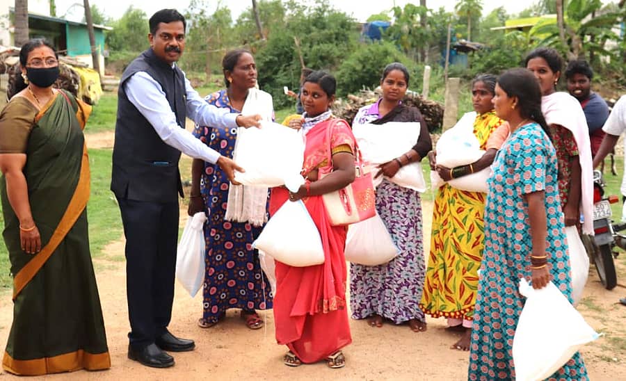 ದೊಡ್ಡೇರಿ ಗ್ರಾಮದಲ್ಲಿ ಸಂತ್ರಸ್ತರಿಗೆ ವಕೀಲ ಎಚ್.ವೆಂಕಟೇಶ್ ದೊಡ್ಡೇರಿ ಮತ್ತು ಪತ್ನಿ ಇಂದುಮತಿ ದಿನಸಿ ವಿತರಿಸಿದರು