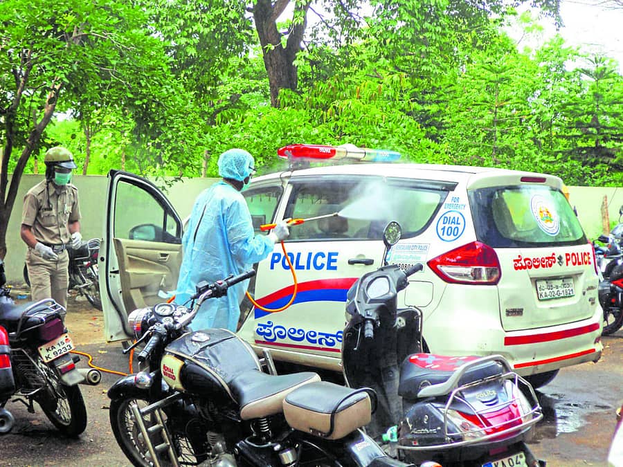 ಠಾಣೆಯ ಹೊಯ್ಸಳ ವಾಹನಗಳಿಗೆ ಕಸಘಟ್ಟಪುರ ಗ್ರಾಮ ಪಂಚಾಯಿತಿ ಸಿಬ್ಬಂದಿ ಸೋಂಕು ನಿವಾರಕ ದ್ರಾವಣ ಸಿಂಪಡಿಸಿದರು
